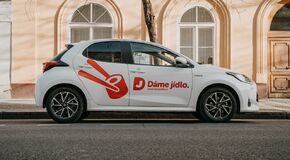 Dáme jídlo přidává do své flotily hybridní Yaris